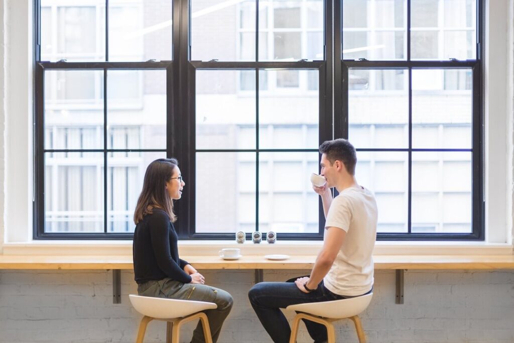 男女がカフェで会話している