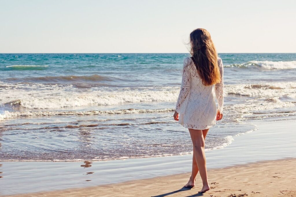 海岸を歩く女性