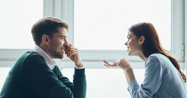 男女が楽しそうに会話している写真