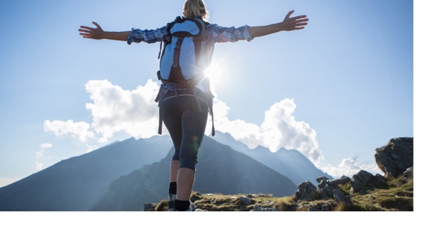 登山をして開放感を感じている女性