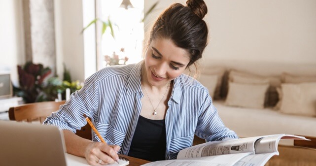 勉強をしている女性