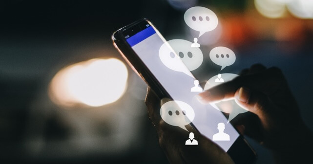 スマホでSNSにメッセージを送るイメージ画像